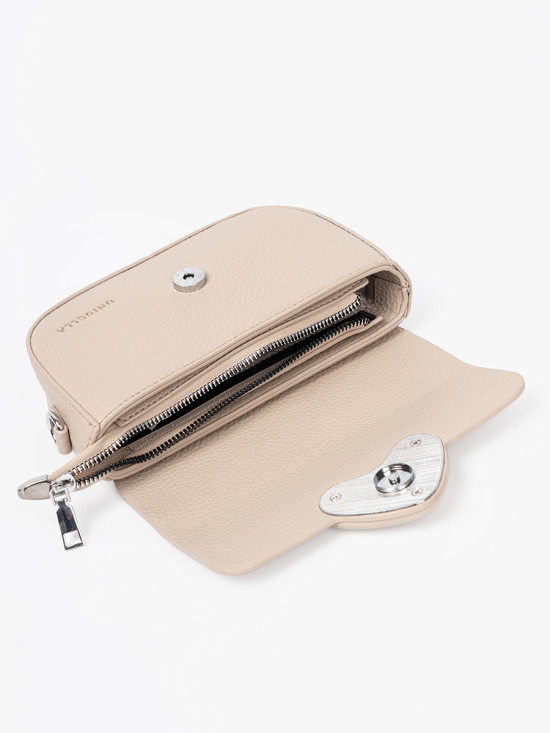 Elegante borsa beige a tracolla con cuore decorativo