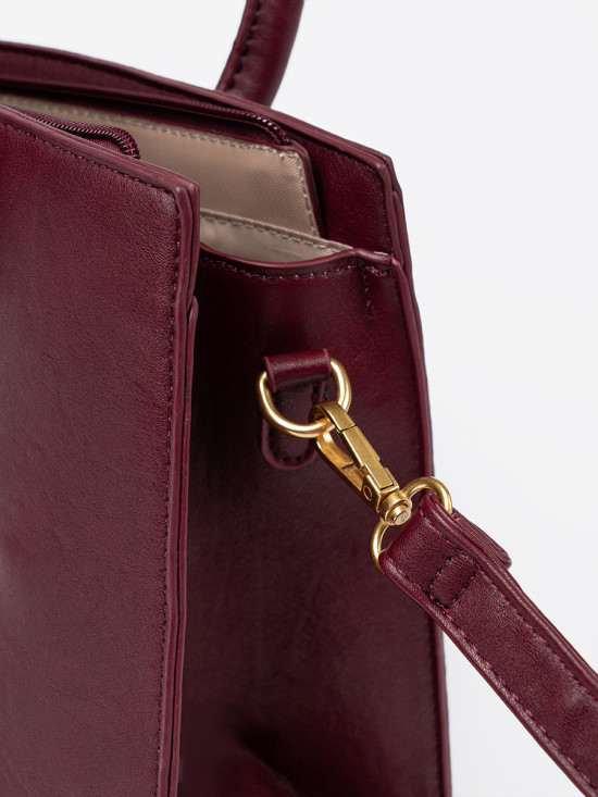 Borsa bordeaux con fibbia decorativa dorata