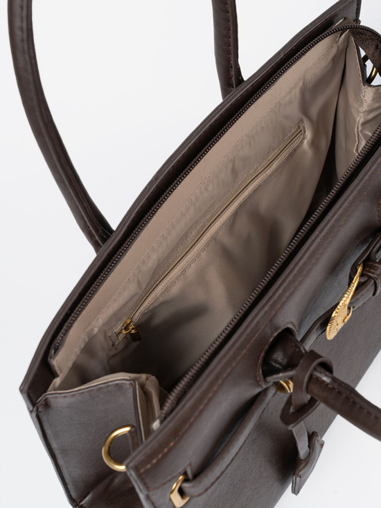 Elegante borsa marrone scuro con fibbia decorativa dorata