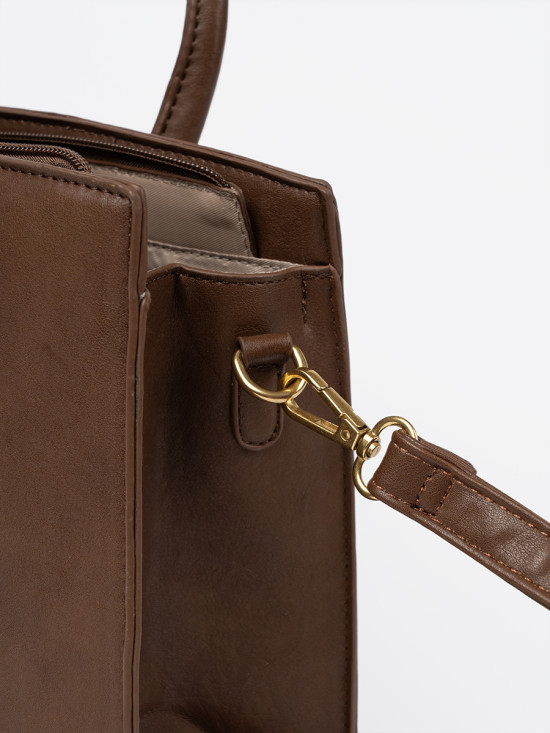 Borsa marrone con fibbia decorativa dorata