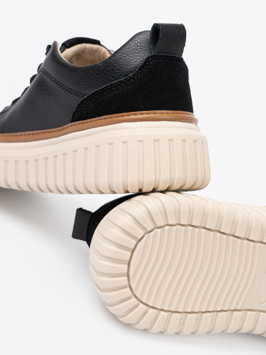 Sneakers nere in pelle su piattaforma beige