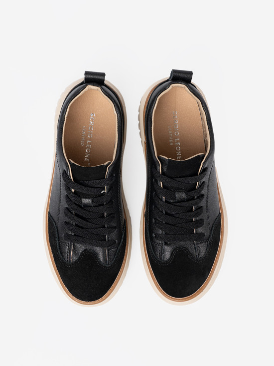 Sneakers nere in pelle su piattaforma beige