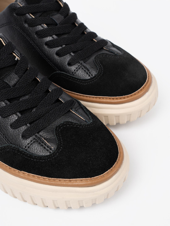 Sneakers nere in pelle su piattaforma beige