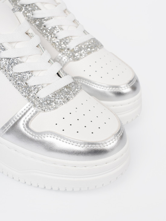 Sneakers bianche e argento con dettagli lucidi
