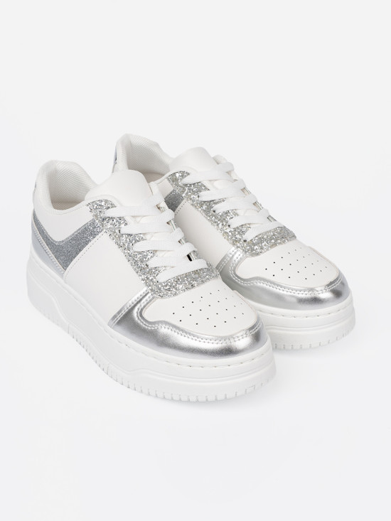Sneakers bianche e argento con dettagli lucidi