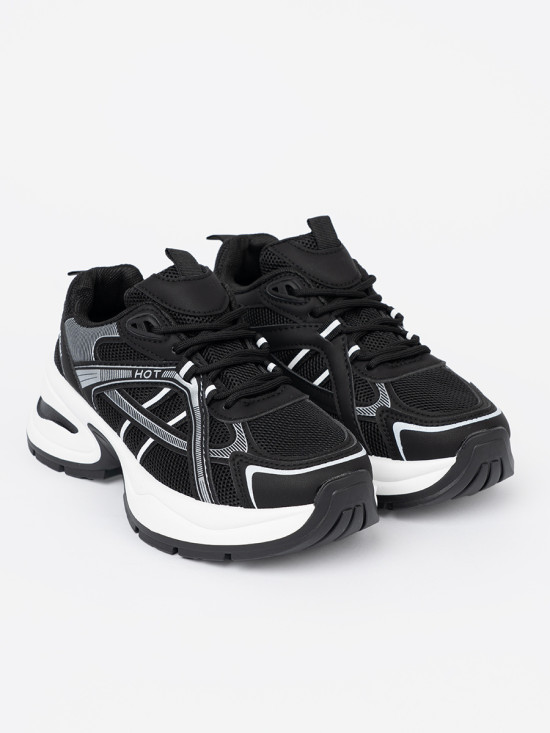 Sneakers nere con tomaia traspirante e suola bianca massiccia