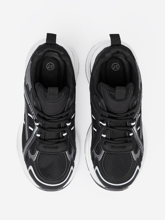 Sneakers nere con tomaia traspirante e suola bianca massiccia