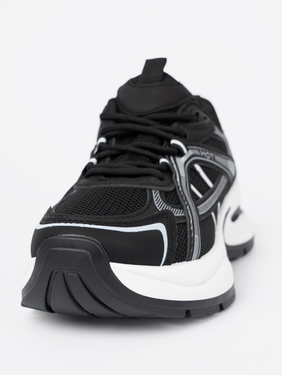 Sneakers nere con tomaia traspirante e suola bianca massiccia