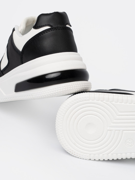 Sneakers neri e bianchi alla moda con suola spessa