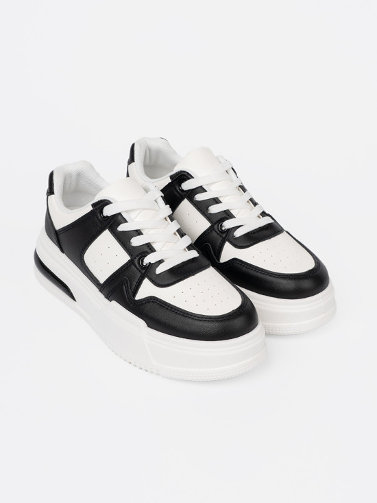 Sneakers neri e bianchi alla moda con suola spessa