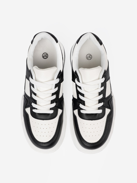 Sneakers neri e bianchi alla moda con suola spessa