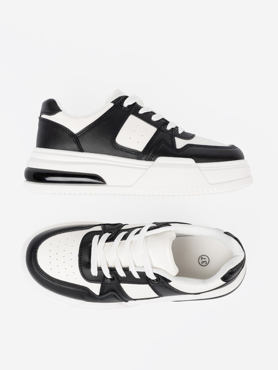 Sneakers neri e bianchi alla moda con suola spessa