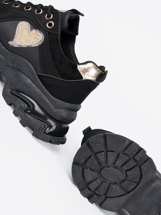 Sneakers nere con cuore dorato