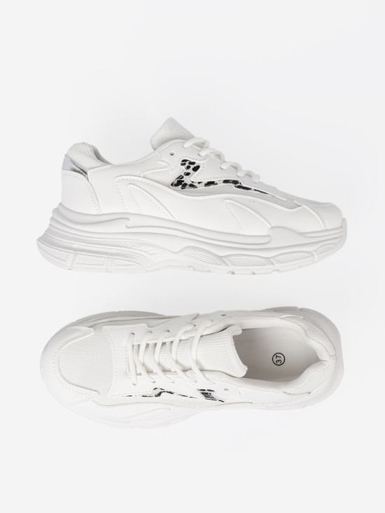 Scarpe sportive bianche con accento decorativo
