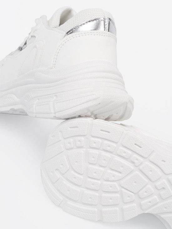 Scarpe sportive bianche con accento decorativo