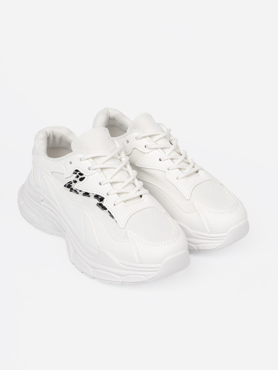 Scarpe sportive bianche con accento decorativo