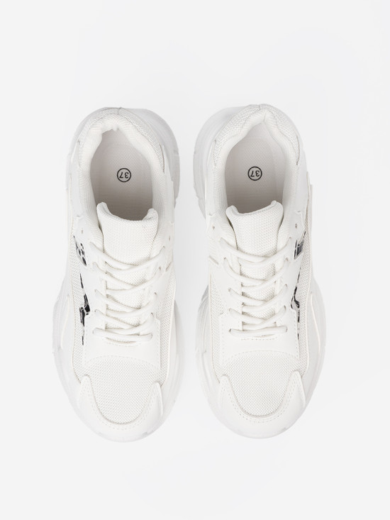 Scarpe sportive bianche con accento decorativo