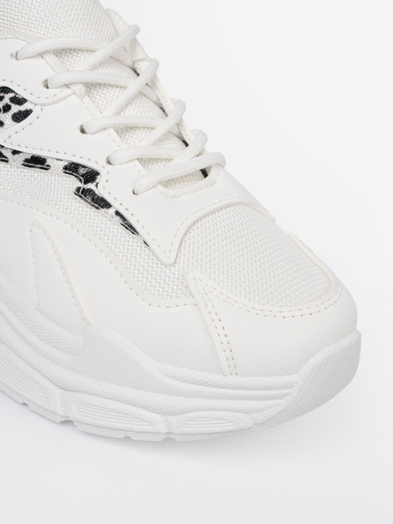 Scarpe sportive bianche con accento decorativo