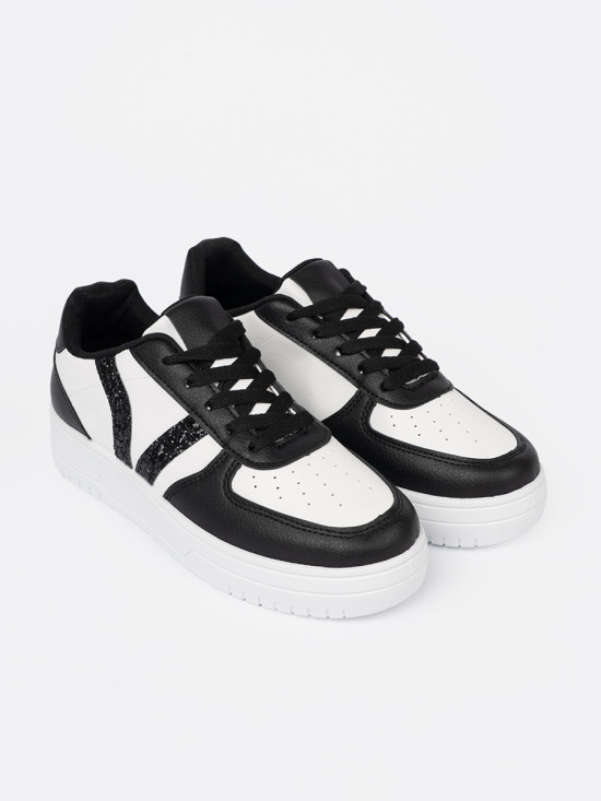 Sneakers stilosi bianchi e neri con dettagli brillanti