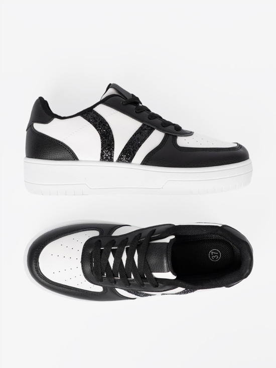 Sneakers stilosi bianchi e neri con dettagli brillanti