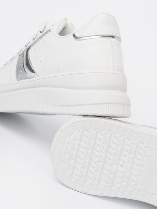 Sneakers bianchi con accento metallico argento