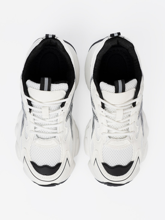Sneakers bianche e nere comode con rete