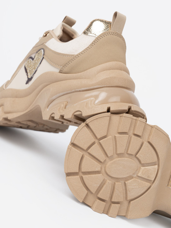 Sneakers beige con cuore dorato decorativo