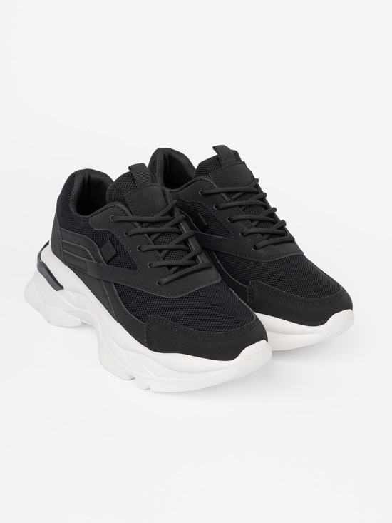 Sneakers nere sportive con suola bianca spessa