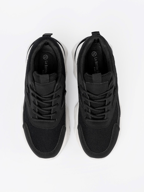 Sneakers nere sportive con suola bianca spessa