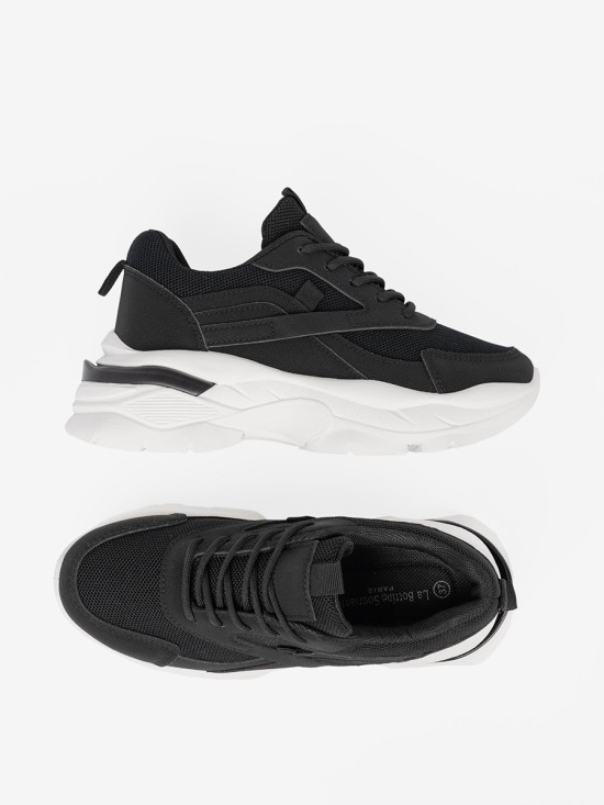 Sneakers nere sportive con suola bianca spessa