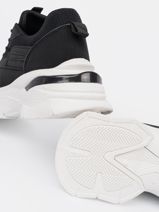 Sneakers nere sportive con suola bianca spessa