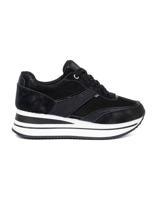 Sneakers nere moderne con dettagli lucidi
