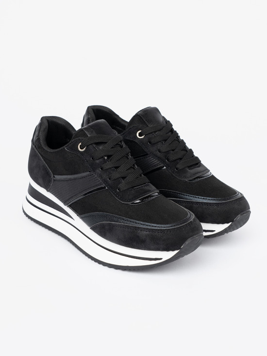 Sneakers nere moderne con dettagli lucidi