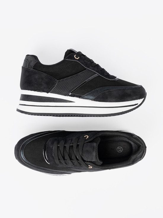 Sneakers nere moderne con dettagli lucidi