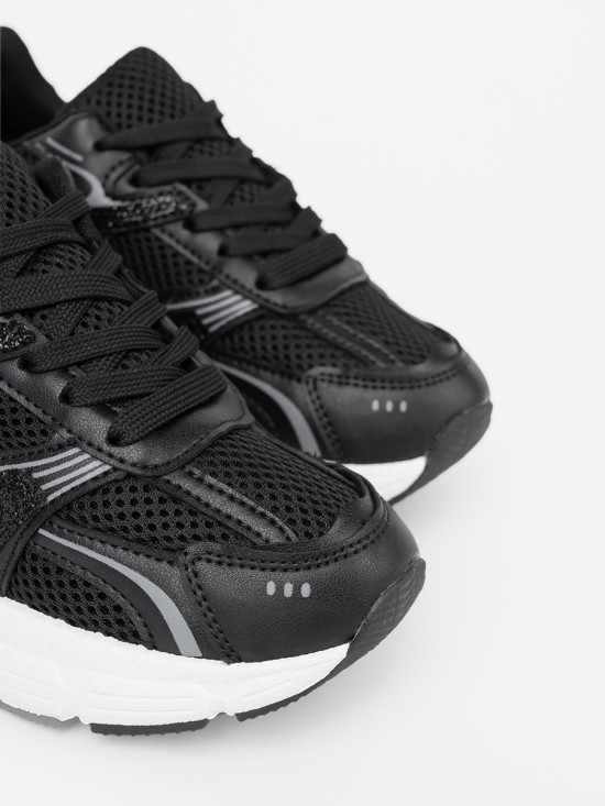 Sneakers nere con rete e suola bianca