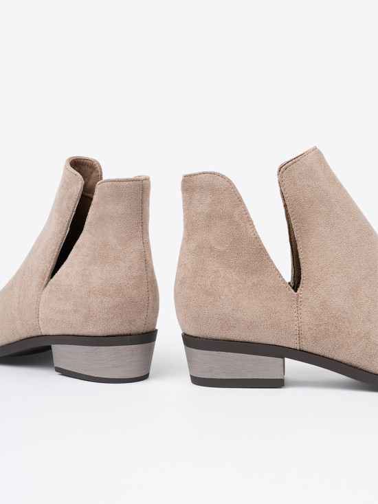 Stivaletti beige con ritagli