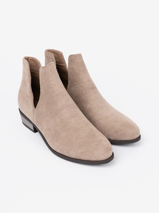 Stivaletti beige con ritagli