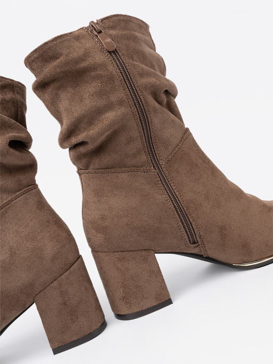 Stivaletti in suede ciemnobeige con tacco a blocco
