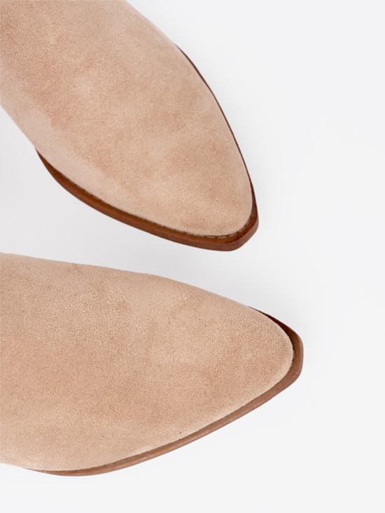Stivaletti beige dal design classico