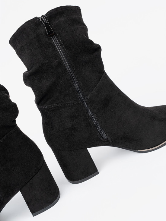 Stivaletti neri in suede con elegante arricciatura