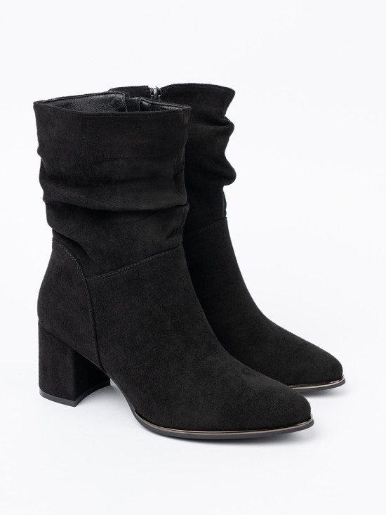 Stivaletti neri in suede con elegante arricciatura