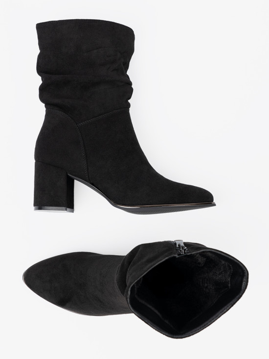 Stivaletti neri in suede con elegante arricciatura