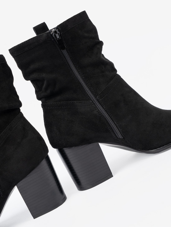 Stivaletti neri in suede con tacco a blocco e gambale arricciato