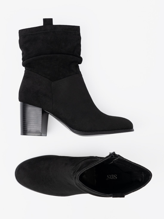 Stivaletti neri in suede con tacco a blocco e gambale arricciato
