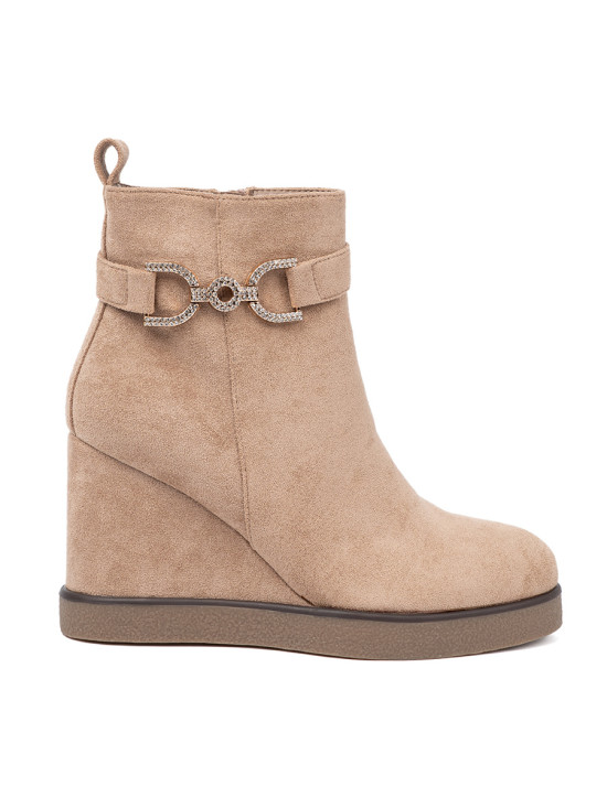 Stivaletti beige con tacco a zeppa e fibbia decorativa