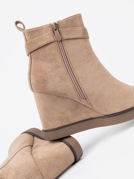 Stivaletti beige con tacco a zeppa e fibbia decorativa