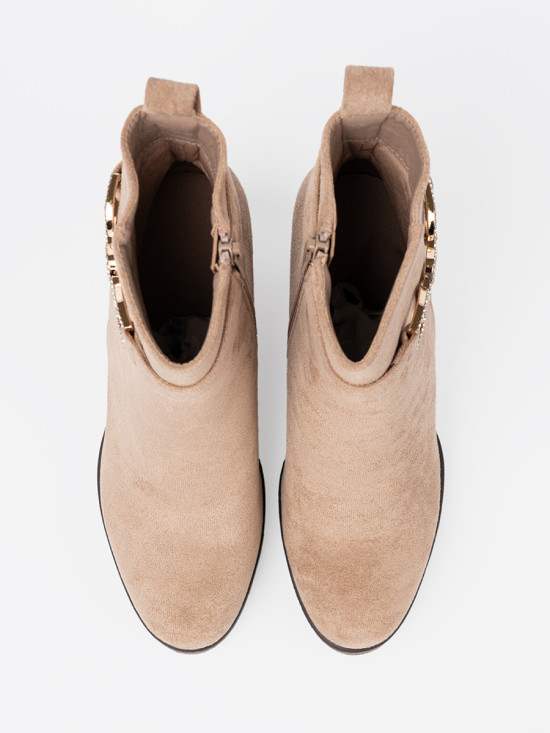 Stivaletti beige con tacco a zeppa e fibbia decorativa