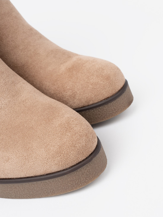 Stivaletti beige con tacco a zeppa e fibbia decorativa