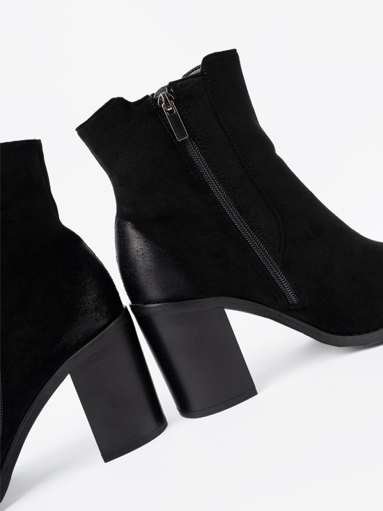Stivaletti neri in suede con tacco alto