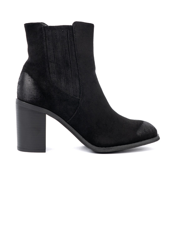 Stivaletti neri in suede con tacco alto